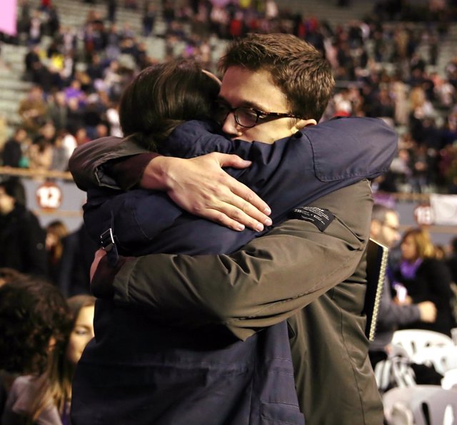 Pablo Iglesias e Iñigo Errejón se abrazan durante el Congreso de Vistalegre