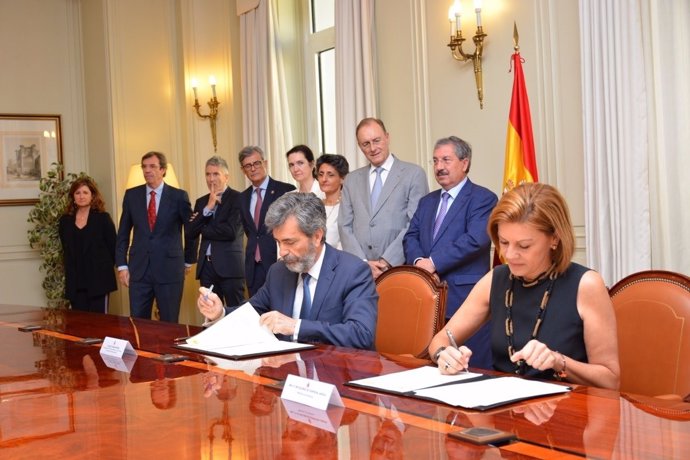 Cospedal y Lesmes firman un convenio entre Defensa y el CGPJ