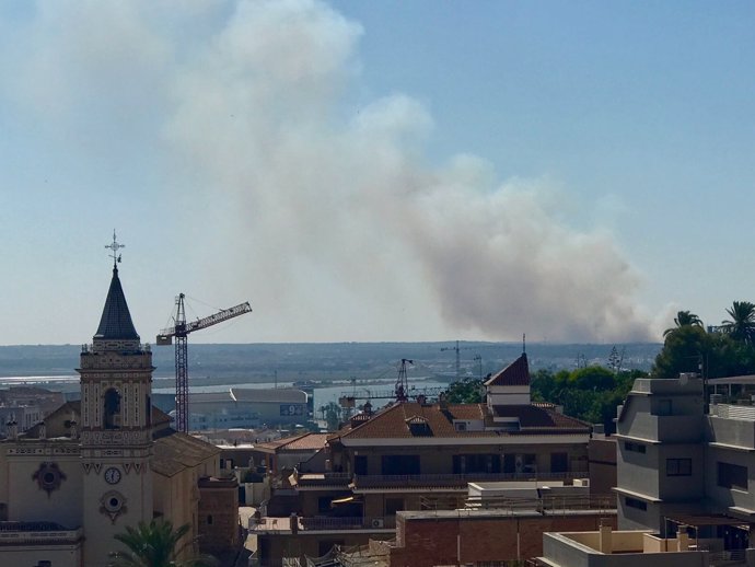 Imagen del incendio declarado en Gibraleón (Huelva)