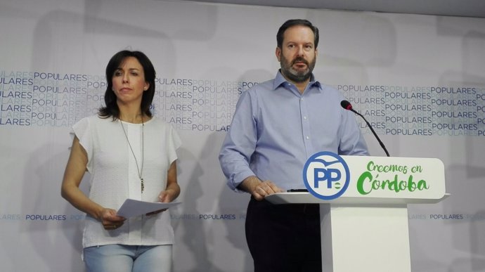María Luisa Ceballos y Adolfo Molina en la sede del PP de Córdoba