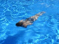Consejos para usar lentillas durante el verano en playas y piscinas