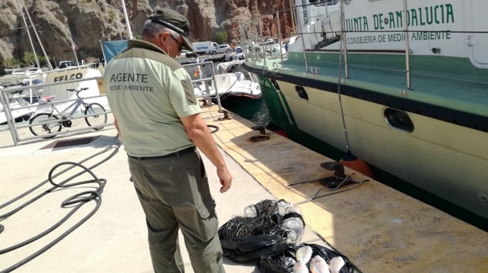 Decomiso de una red de pesca en Cabo de Gata