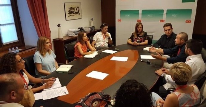 Parlamentarias socialistas por Huelva se reúnen con el sector de autoescuelas.