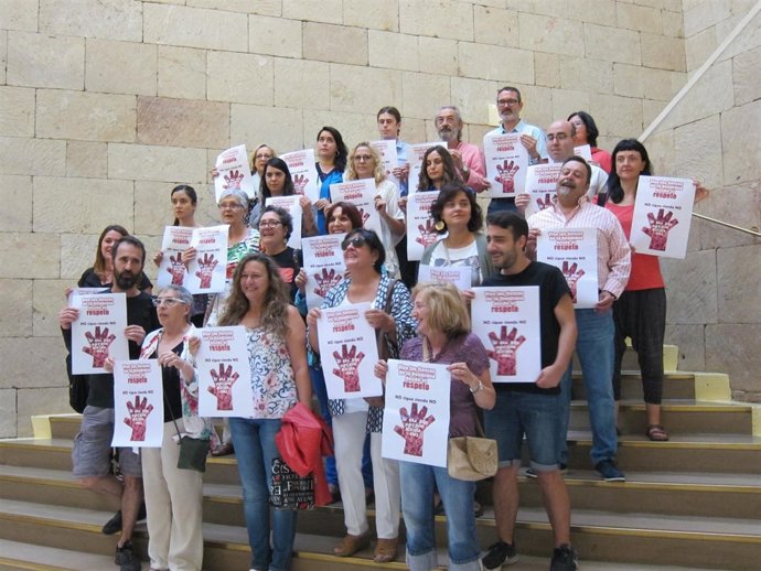 Grupos municipales y miembros de organizaciones junto con los carteles 
