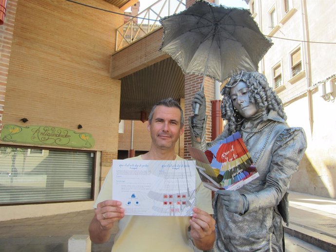 Alberto Marco, posando en Zaragoza junto a una de las estatuas de la campaña 
