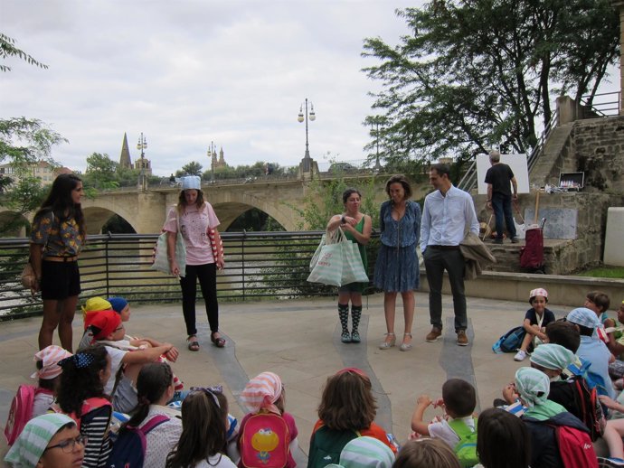 La alcaldesa junto con los niños de la ludoteca La Oca                