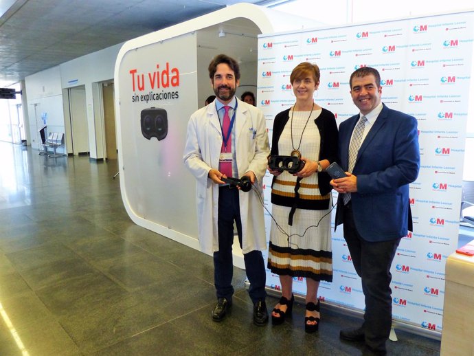  Representantes Del Hospital, Lilly Y Acción Psoriasis Con Las Gafas 3D