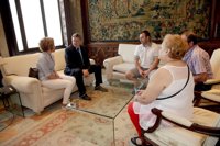 Puig expresa a los familiares de la valenciana desaparecida en México el apoyo del Consell