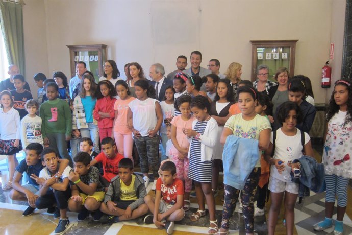 Foto de familia con los representantes municipales y los niños saharauis. 