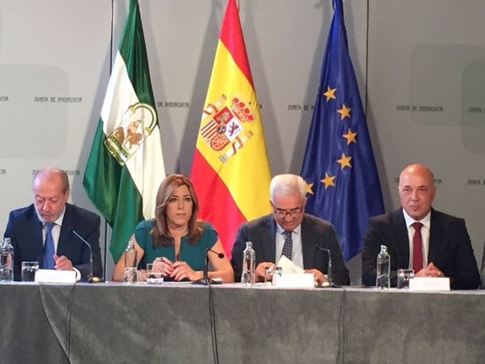 Antonio Ruiz (dcha.) y Susana Díaz, durante la firma de los convenios