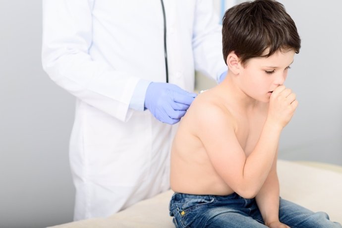 Niño tos médico pediatra