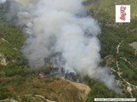 El incendio en Castell de Guadalest sige activo pero evoluciona favorablemente
