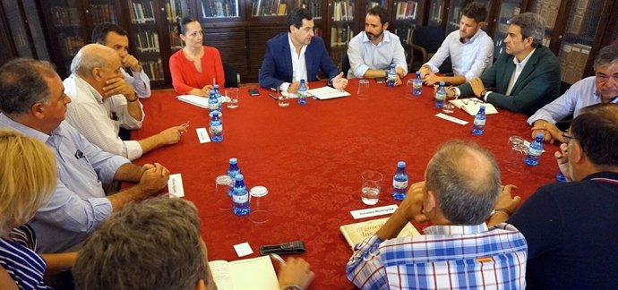 Juanma Moreno (PP-A) se reune con sector de la caza