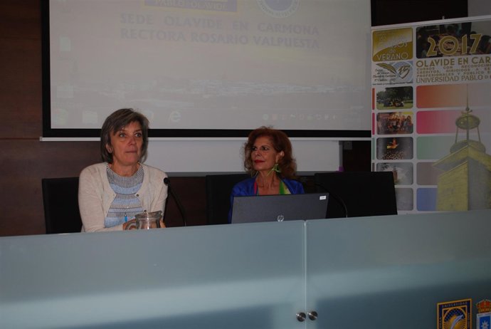 Carmen Alborch (derecha) en los cursos de verano de la UPO