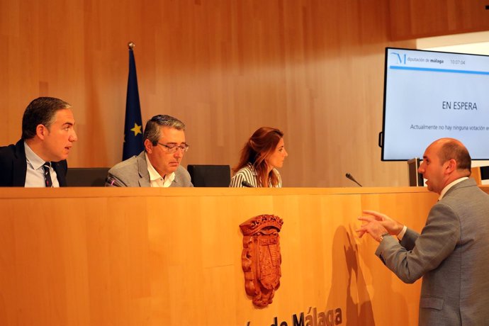 Pleno en  Diputación. Elías Bendodo 