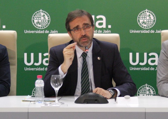 El rector de la UJA, Juan Gómez, durante la rueda de prensa