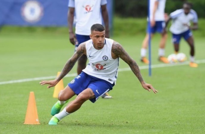 Kenedy entrenando con el Chelsea