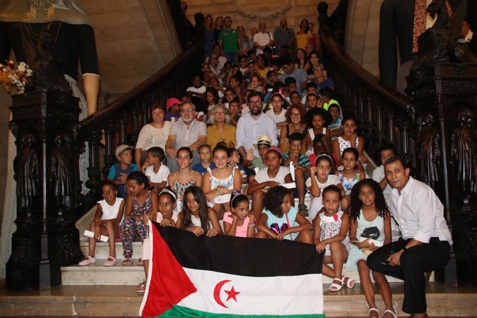 Noguera con niños saharauis