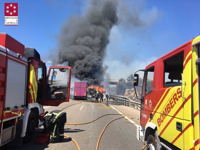 Dos camiones se incendian tras una accidente de tráfico en Nules