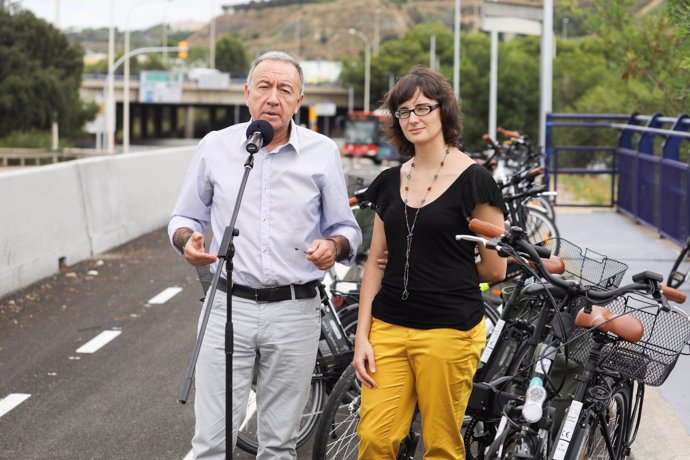 Mercedes Vidal i Antoni Poveda al carril bici de Zona Franca