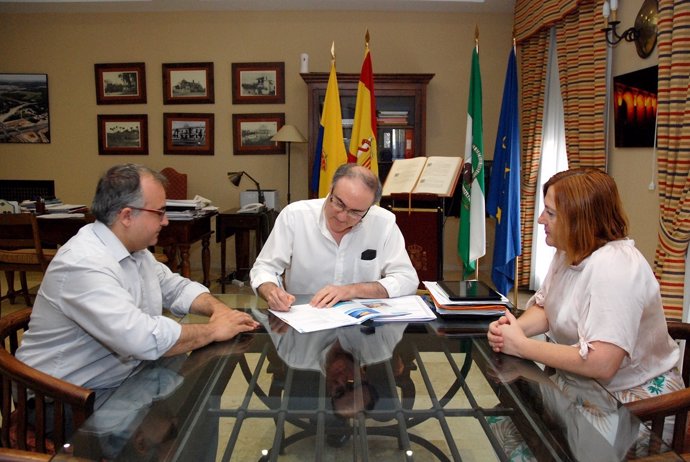 Ruiz Almenara (centro) durante la firma
