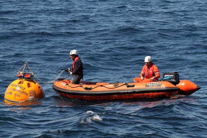 Salvamento Marítimo recupera una boya científica en el mar