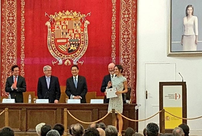 Dastis con los becados de la Fundación ICO-China