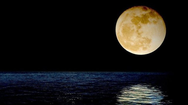 Descubren que el interior de la Luna está lleno de agua