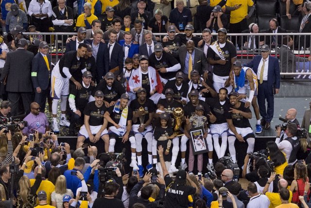 Los Warriors posan con su trofeo de campeones de la NBA 16-17