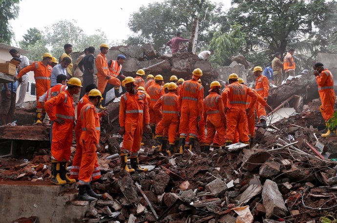 El Cuerpo de Bomberos trataba en las labores de rescate en Bombay.