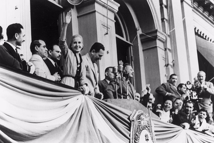 Eva Perón durante un discurso, saludando a los argentinos