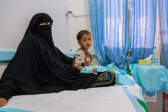 Una madre con su hijo enfermo de cólera en un hospital de Yemen