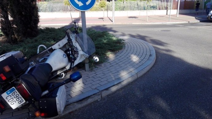 Imagen de la moto del agente herido en Valladolid