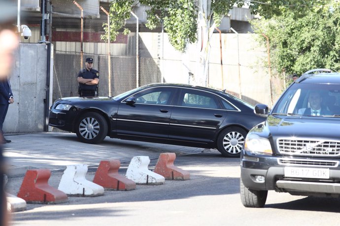 Rajoy entra en coche por el garaje a la Audiencia Nacional