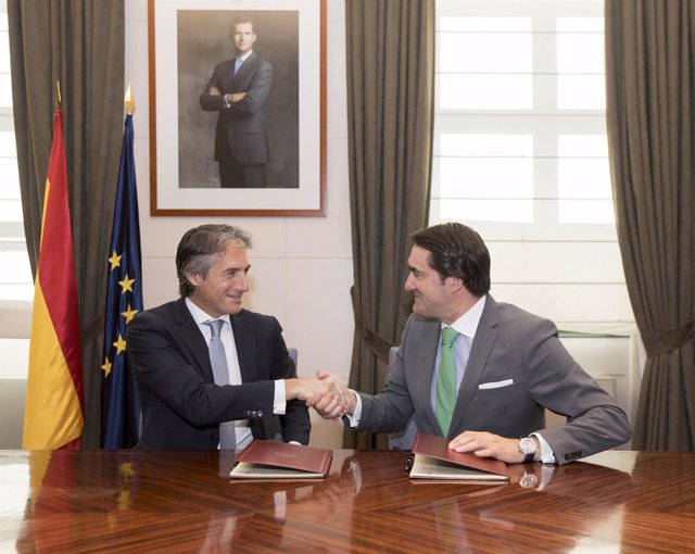 De la Serna y Suárez-Quiñones firman la prórroga del convenio
