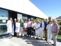 Domínguez y autoridades sanitarias, con la plantilla del consultorio de Cortes.