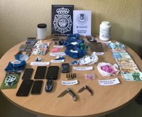 Desarticulados dos puntos de venta de droga ubicados en un mismo edificio del barrio de Canillejas