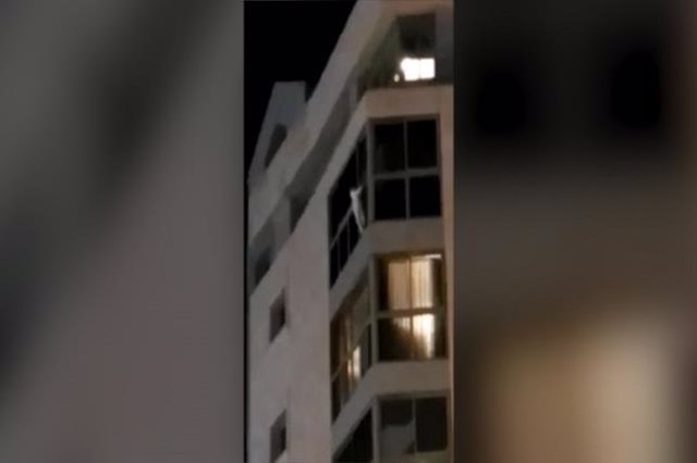 Niña rescatada colgando de un ventanal en Luceros