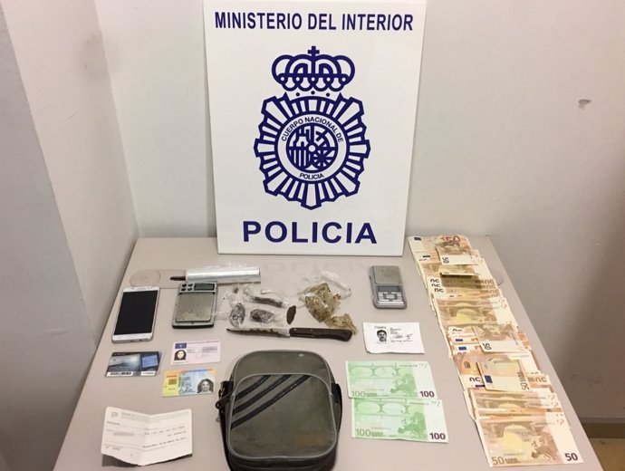 Objetos incautados en Algeciras en una operación contra una estafa bancaria