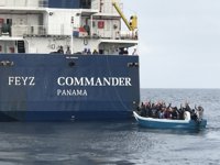 Rescatados 33 inmigrantes, dos menores, en una patera a 17 millas de Barbate (Cádiz)