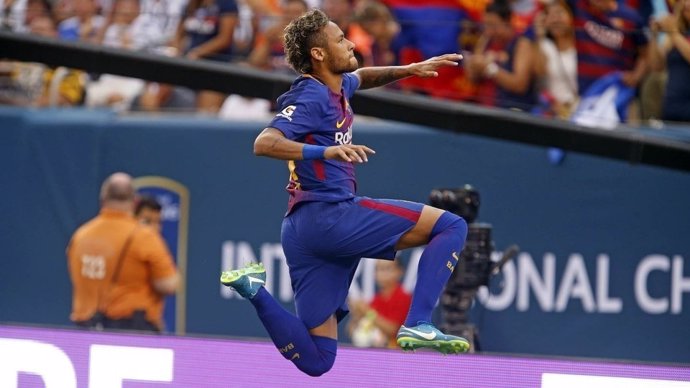 Neymar marca con el Barcelona
