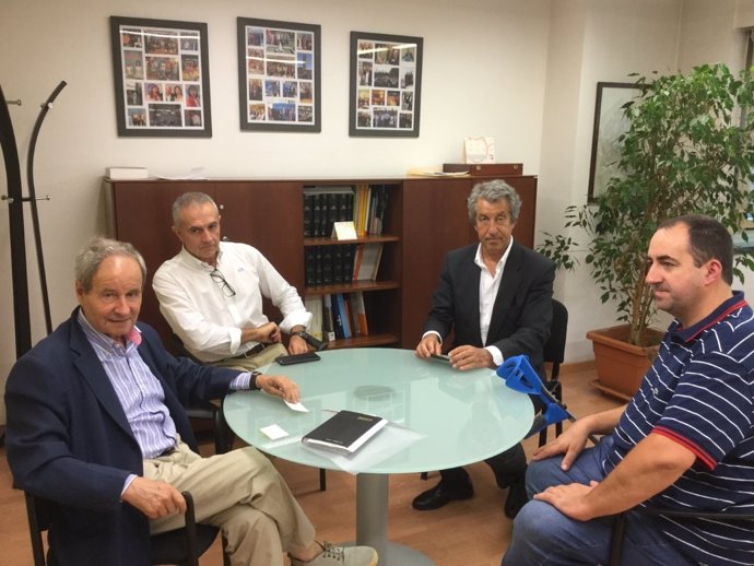 José Ignacio Llorens con representantes de empresarios de setas y trufa