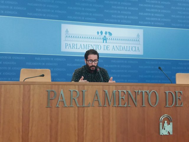 El diputado de Podemos Andalucía David Moscoso en rueda de prensa