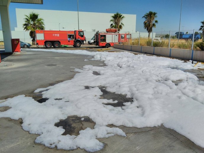 Bomberos del CEIS neutralizan el derrame de combustible en una gasolinera 