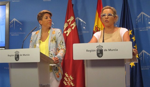 Adela Martínez-Cachá junto a Noelia Arroyo en la rueda deprensa tras Consejo