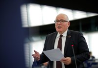 Bruselas da un mes a Polonia para corregir la reforma judicial que "amenaza" el Estado de derecho