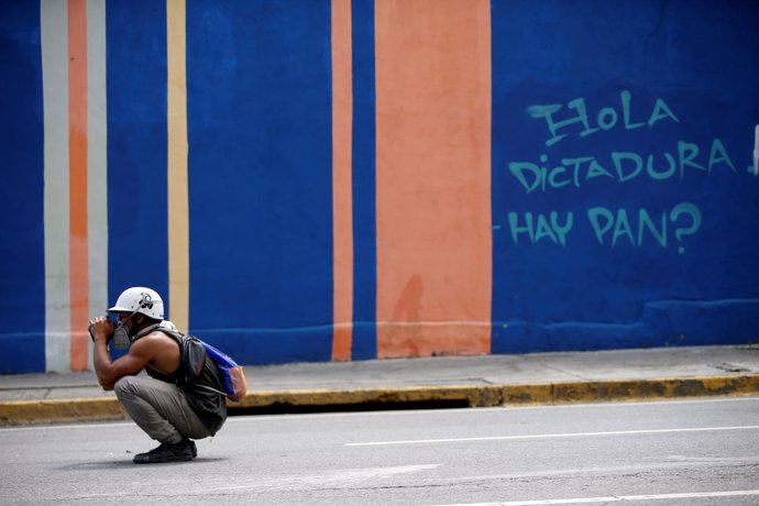 Manifestante durante el paro cívico convocado por la oposición en Venezuela