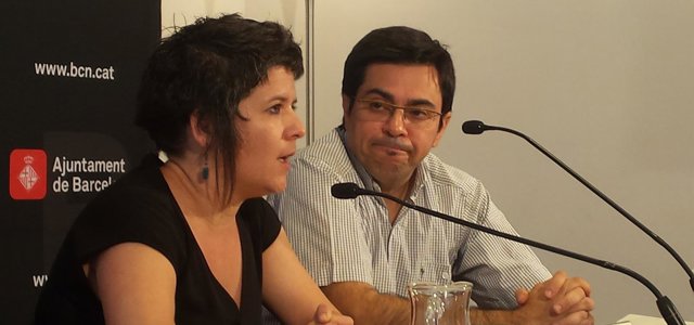 La concejal G.Pin junto a G.Pisarello en rueda de prensa 