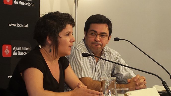 La regidor G.Pin al costat de G.Pisarello en roda de premsa 