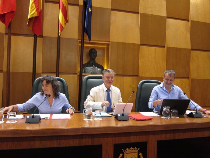 Luisa Broto, Pedro Santisteve y Fernando Rivarés, en el pleno        
